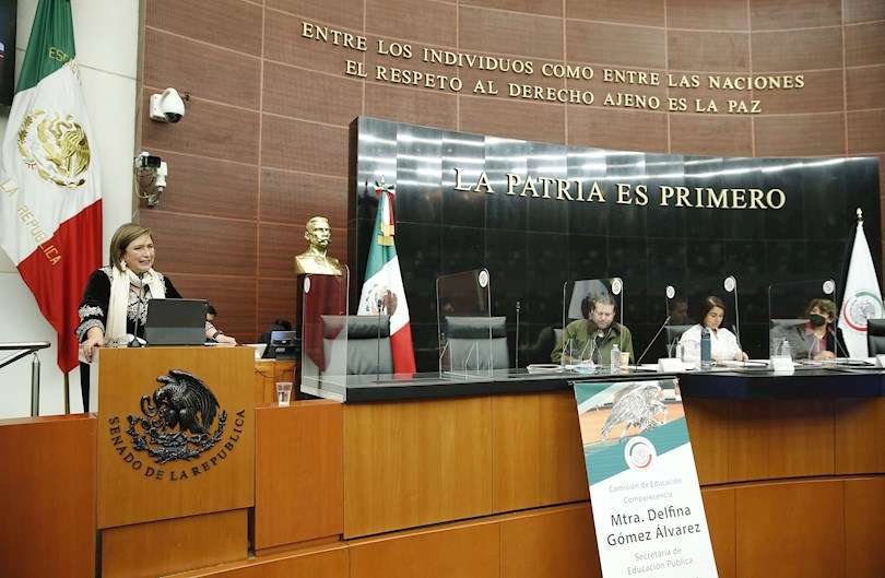La Secretaría de Educación Pública (SEP), Delfina Gómez, durante su comparecencia ante la Comisión de Educación del Senado mexicano hoy, en Ciudad de México. EFE