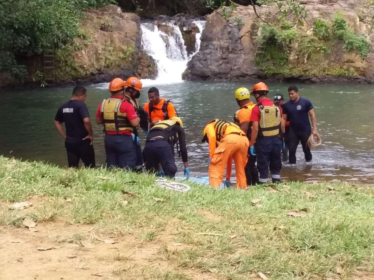 Personal del Sinaproc realizó las labores de rescate del cuerpo. 