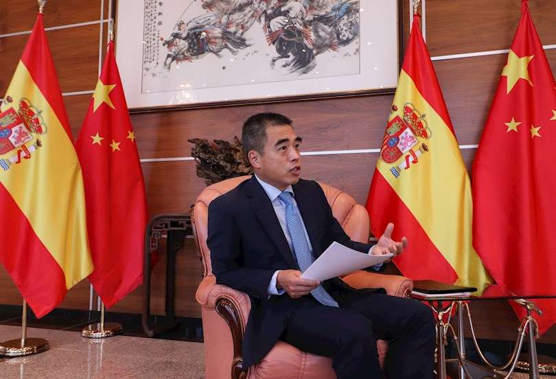 El responsable de negocios de la embajada china en Madrid, Yao Fei, durante una entrevista con la Agencia EFE.