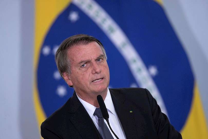 El presidente de Brasil, Jair Bolsonaro, habla hoy durante la firma de los decretos de Ayuda al Gas y el programa Alimenta Brasil, en el Palacio de Planalto en Brasilia (Brasil). EFE