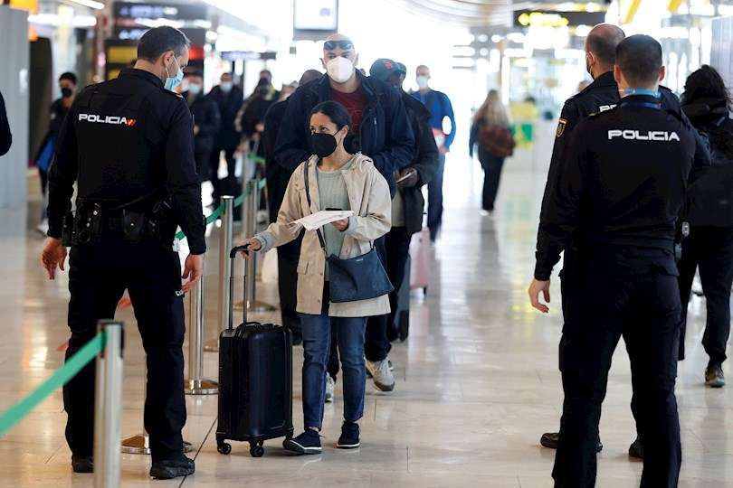 Un policía conversa con una viajera en el aeropuerto Adolfo Suárez Madrid-Barajas, en una fotografía de archivo. EFE Ilustrativa