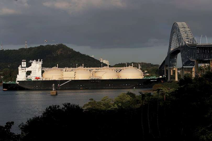 Un buque transportador de gas navega por el Canal de Panamá, en una fotografía de archivo. EFE