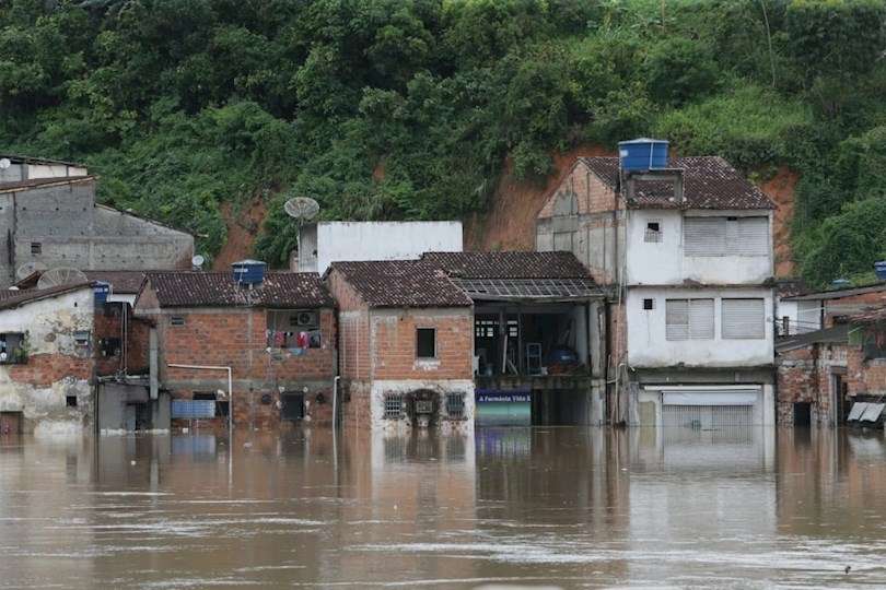 Fotografía cedida por el gobierno de Bahía, que muestra inundaciones causadas por las fuertes lluvias que azotan el estado de Bahía, en el noreste de Brasil). EFE