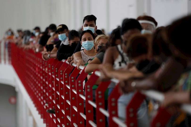  Varias personas hacen fila para ser vacunadas contra la covid-19 este lunes, en un centro comercial en Panamá. EFE