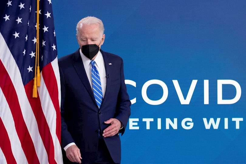 El presidente de Estados Unidos, Joe Biden, llega para participar en la reunión virtual del equipo de respuesta a la covid-19 de la Casa Blanca. EFE