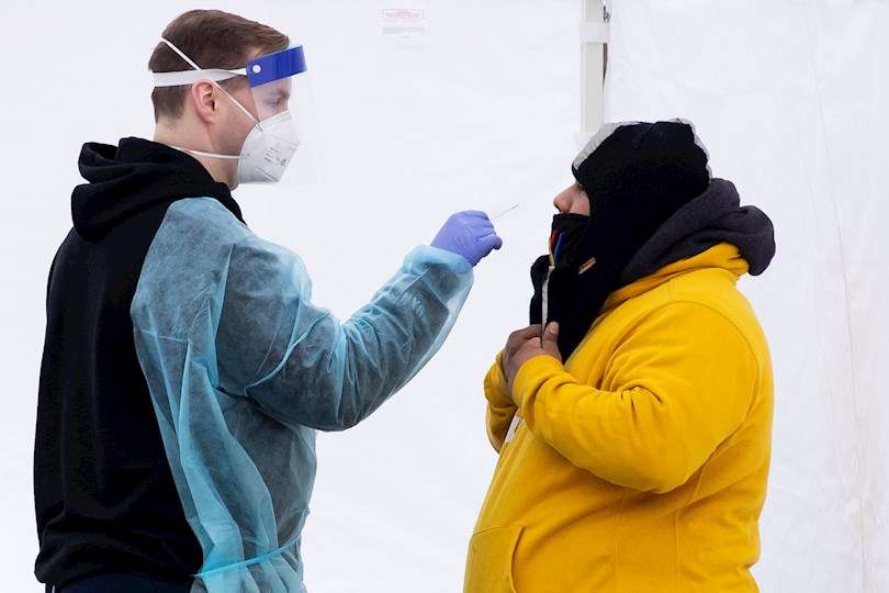 Un enfermero realiza un test para detectar la covid-19 en Washington D.C (Estados Unidos). EFE