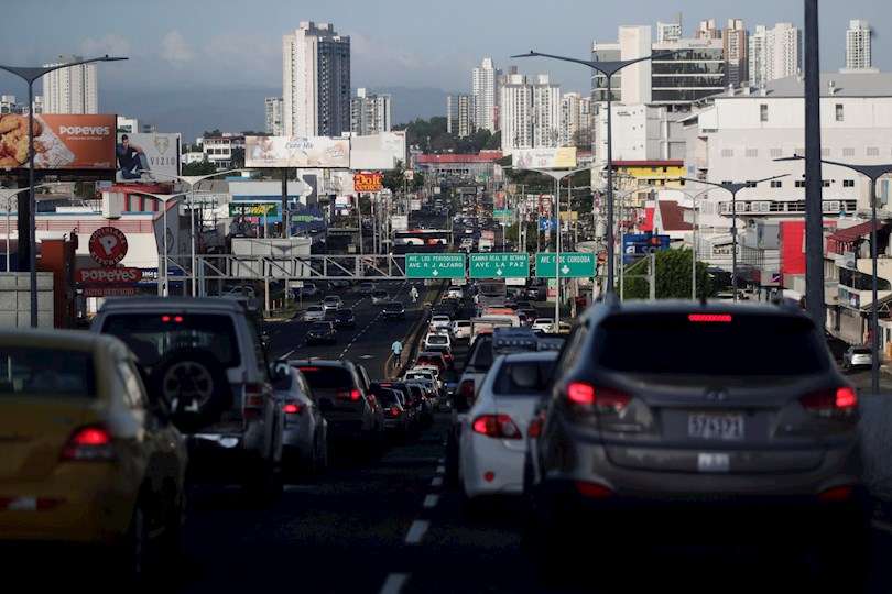 Fotografía de varios vehículos en una calle de Ciudad de Panamá