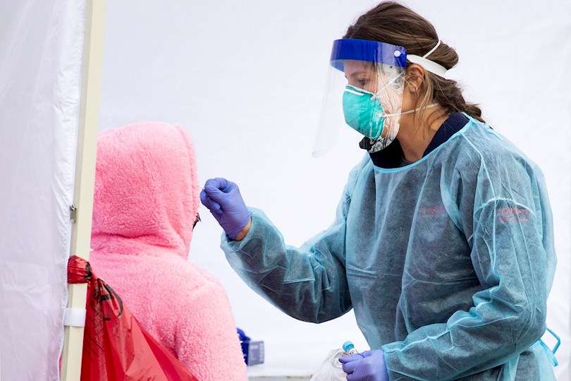 una enfermera toma una prueba de covid-19 a un niño en un sitio de prueba de covid-19 del Distrito de Columbia en Washington. EFE