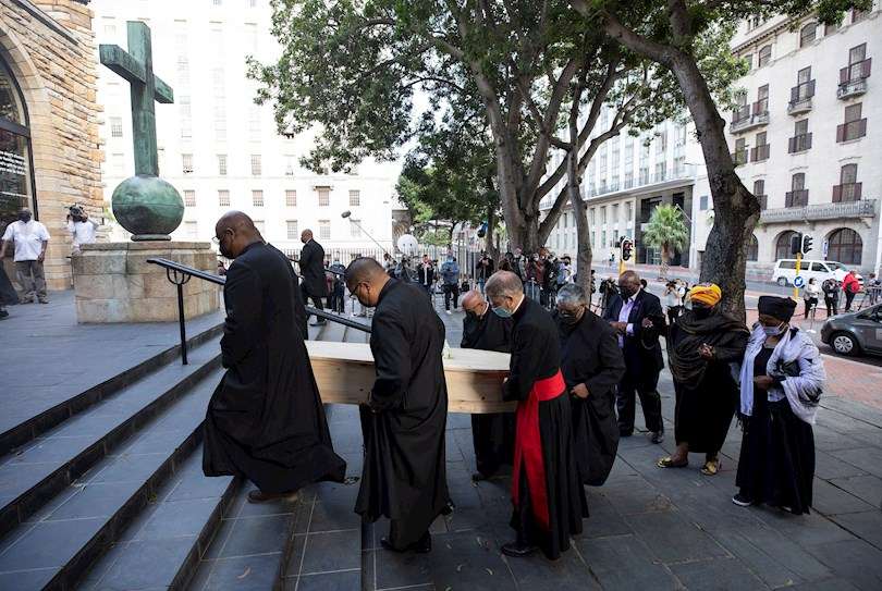 Las hijas del difunto arzobispo emérito Desmond Tutu Naomi Nontombi Tutu y Theresa Thandeka Tutu siguen el ataúd hasta la Catedral de San Jorge en Ciudad del Cabo, Sudáfrica. EFE
