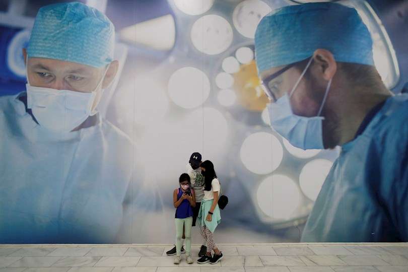 Una familia espera su turno durante una jornada de vacunación contra la covid-19 en el centro comercial Albrook Mall. EFE