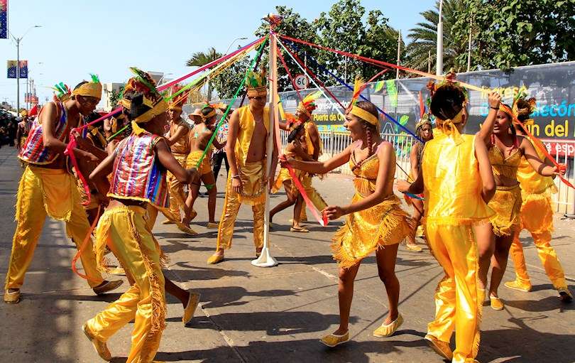 Fotografía de archivo fechada el 23 de febrero de 2020 de Integrantes de una comparsa desfilan en la Gran Parada de Tradición durante el segundo día del Carnaval de Barranquilla (Colombia). EFE