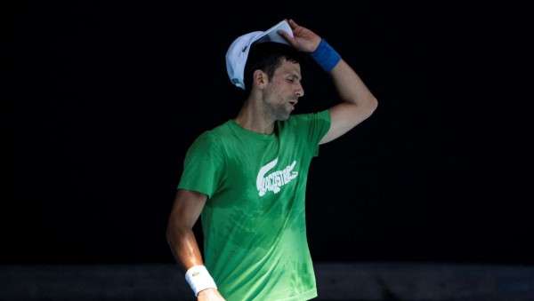 Novak Djokovic sabrá hasta el domingo si podrá jugar el Abierto de Australia.