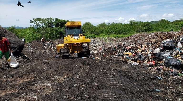 A este vertedero de 2.5 hectáreas ingresa diariamente más de 35 toneladas de residuos sólidos.