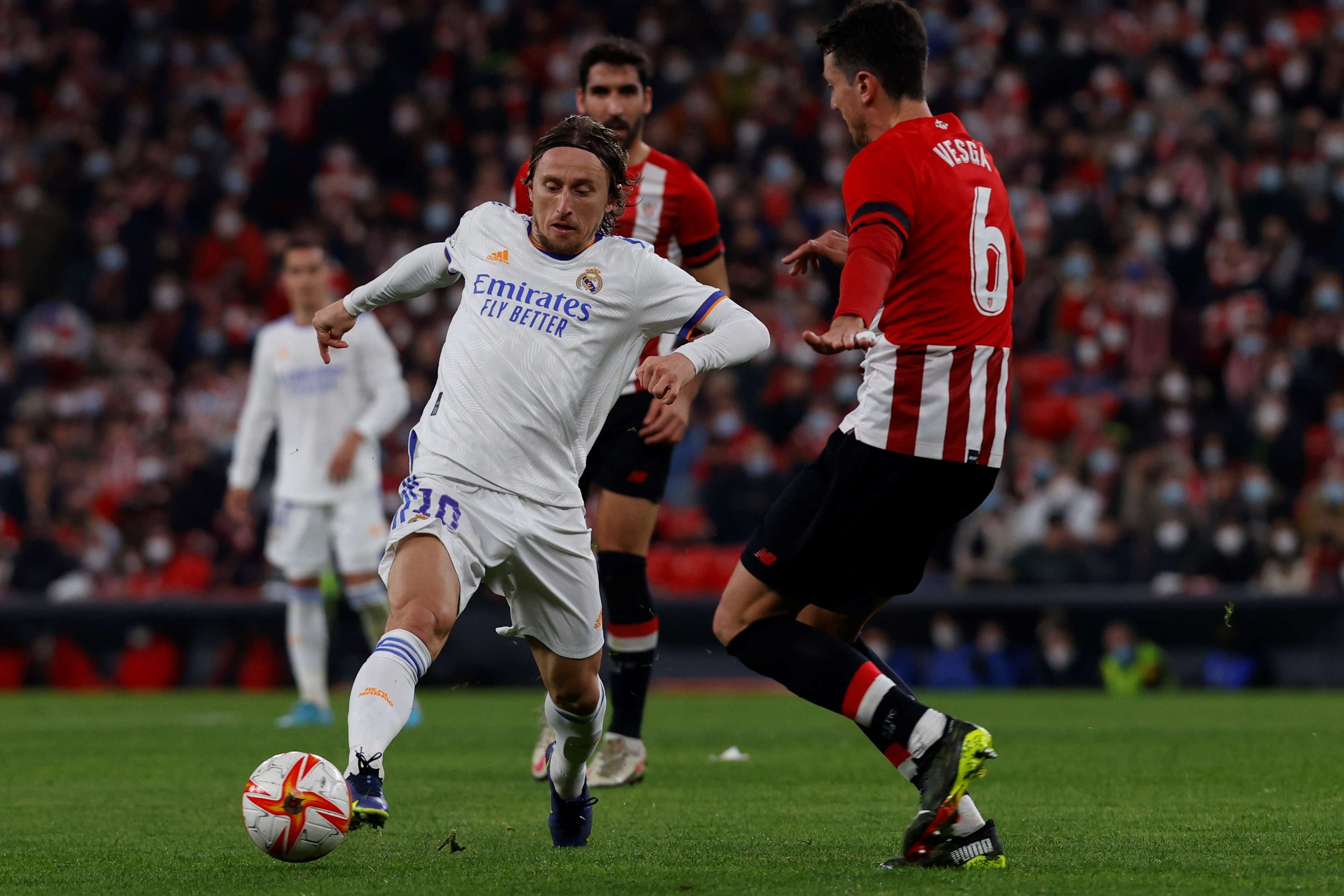 Luka Modric (i), controla el balón ante el centrocampista del Athletic Club, Mikel Vesga. /Foto: EFE
