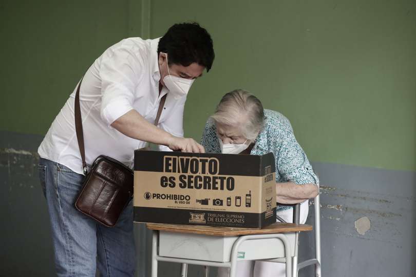 Una mujer vota durante las elecciones generales hoy, en el colegio Liceo de Paz, en San José (Costa Rica). 