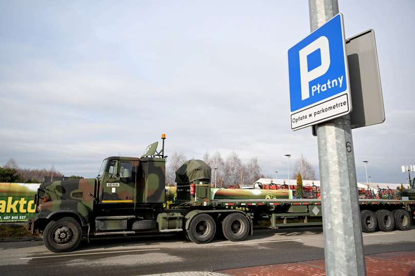 Los vehículos de la 82ª División Aerotransportada del Ejército de los Estados Unidos salen del aeropuerto de Jasionka, cerca de Rzeszow, Polonia, el 6 de febrero de 2022.