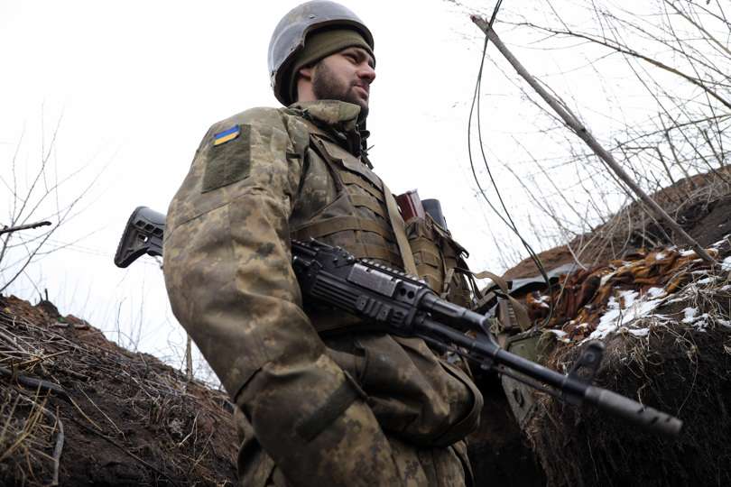 Un militar ucraniano verifica la situación en las posiciones en la línea del frente cerca de la aldea de Zolote, no lejos de donde los militantes prorrusos controlaban la ciudad de Lugansk, Ucrania. EFe