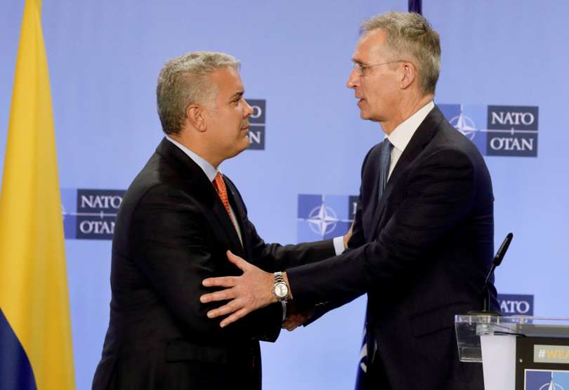 El presidente de Colombia, Iván duque y El secretario general de la OTAN, Jens Stoltenberg, estrechan manos. EFE
