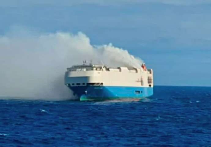 El barco, de bandera panameña, se encuentra a unos 170 kilómetros al suroeste de la isla de Faial, en las Azores portuguesas.