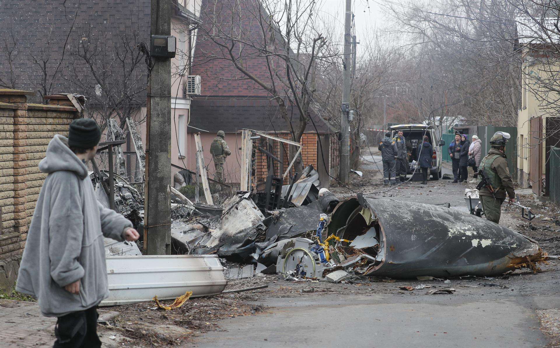 Restos de un aparato militar derribado en una calle de Kiev. EFE
