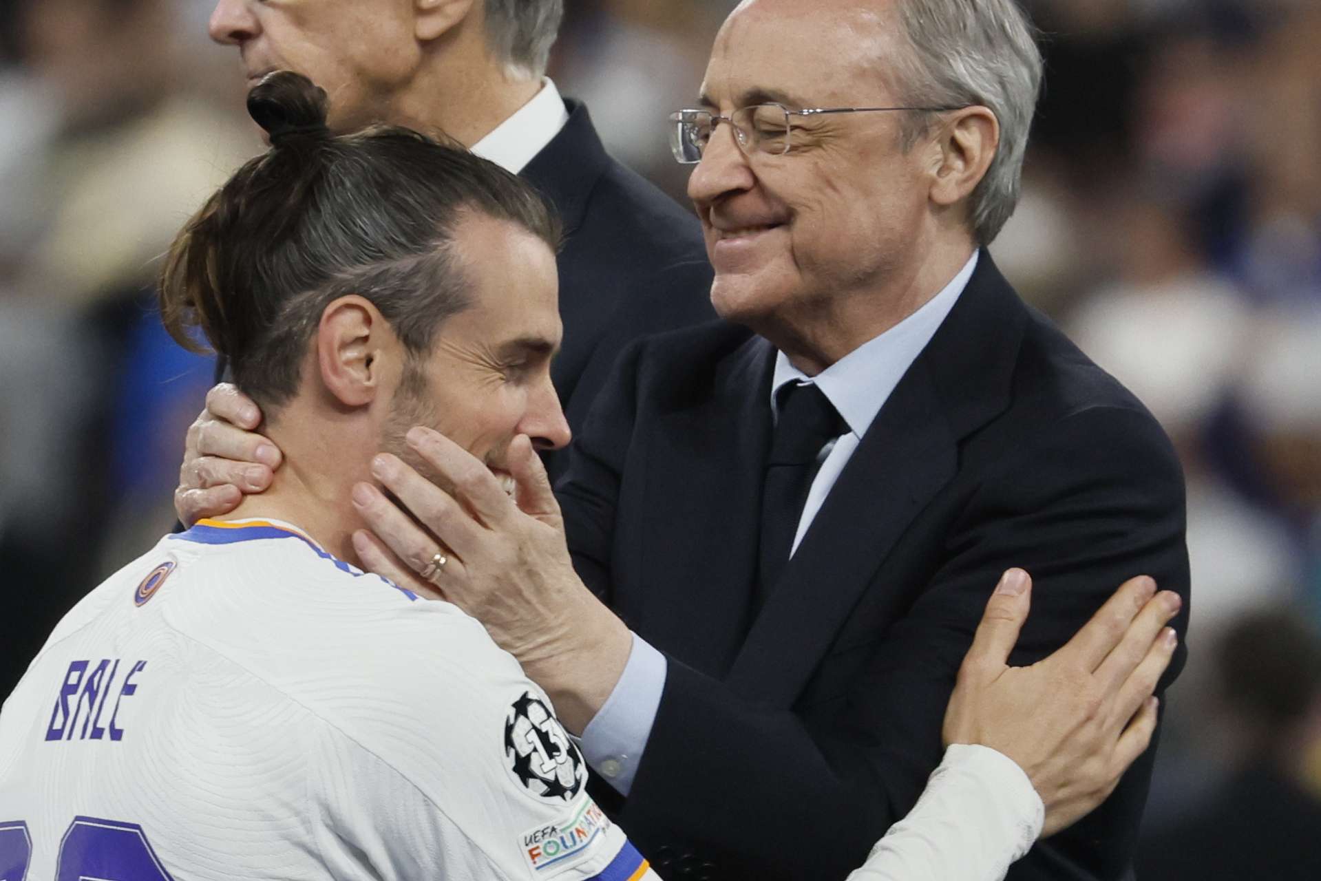 El presidente del Real Madrid, Florentino Pérez (d), celebra con el galés Gareth Bale su victoria en la final de la Champions. /Foto: EFE