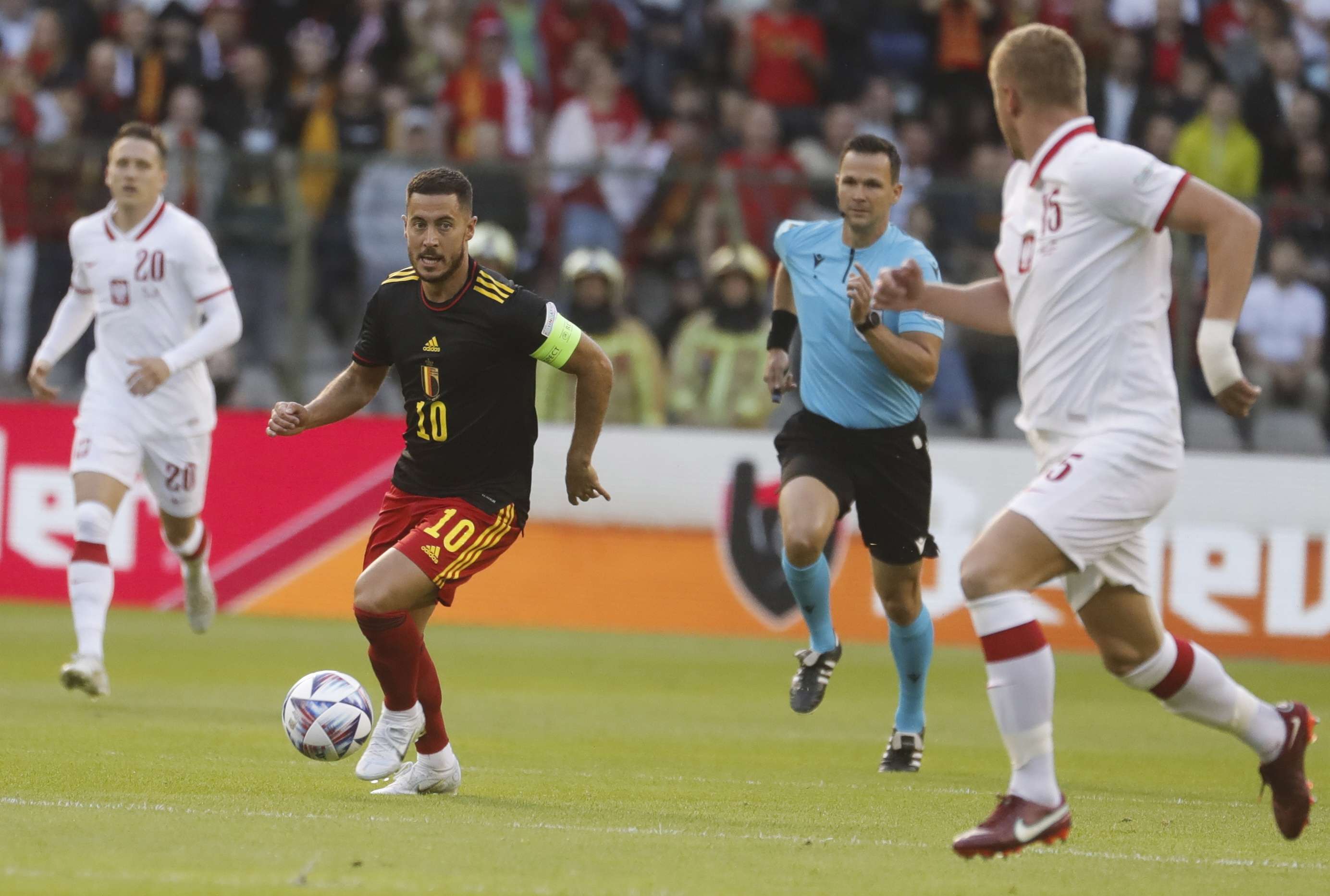 Eden Hazard conduce el balón durante el duelo entre belgas y polacos. /EFE