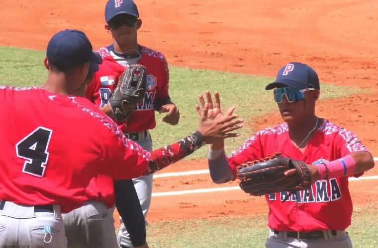 La selección de Panamá venció ayer en semifinales del Campeonato Premundial U-15 de Béisbol a Puerto Rico 12-11. Foto: Fedebeis