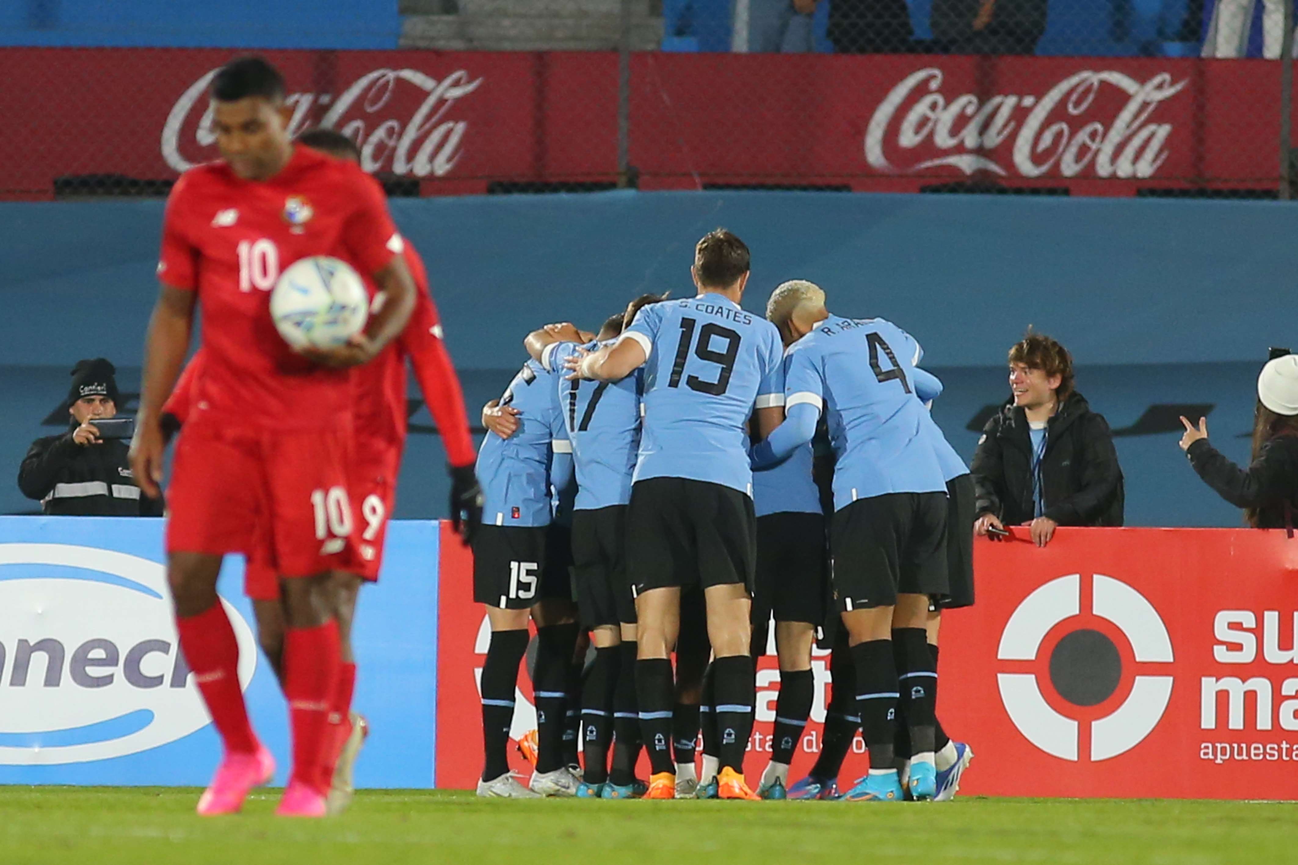 Los uruguayos festejan uno de sus goles. /EFE