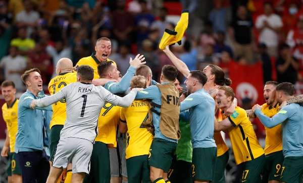 Jugadores de la selección de fútbol de Australia celebran la clasificación al Mundial de Catar. Foto: AP