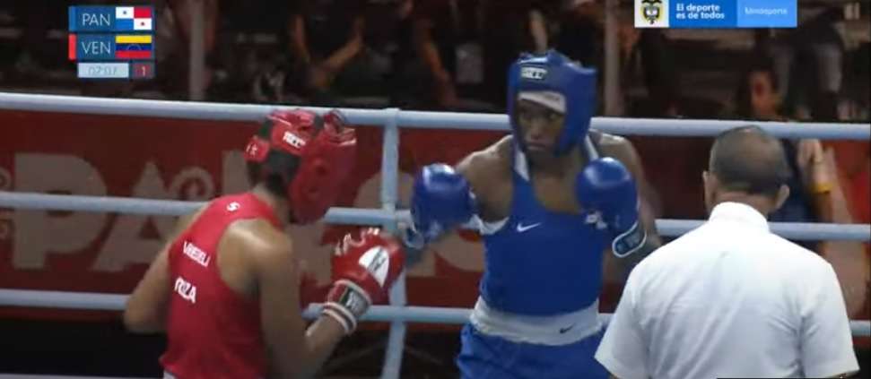 Atheyna Bylon (der.) en acción durante la final de los 75 kilogramos del boxeo olímpico de los Juegos Bolivarianos. Foto: Cortesía