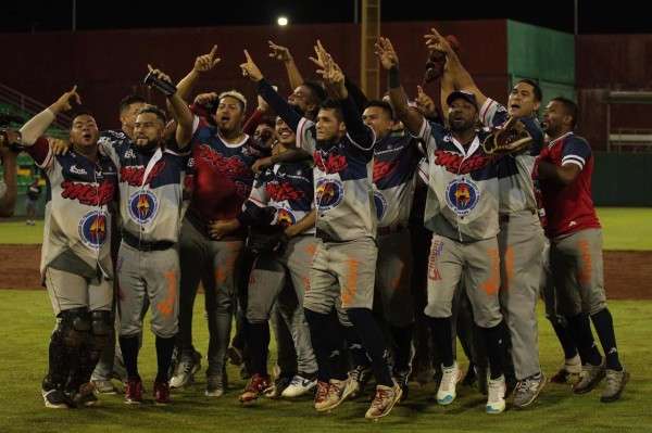 El equipo de Panamá Metro celebra la obtención del título mayor de béisbol luego de vencer a Chiriquí. Foto: Fedebeis