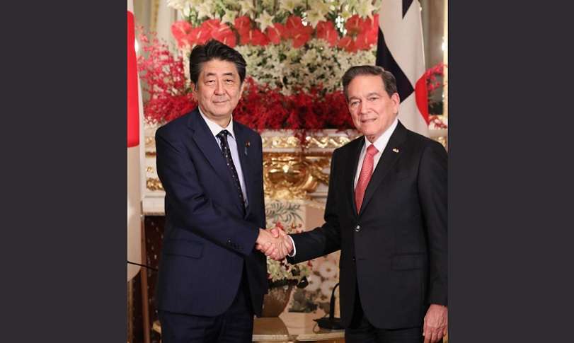 En la imagen el exprimer ministro de Japón Shinzo Abe y el presidente Laurentino Cortizo