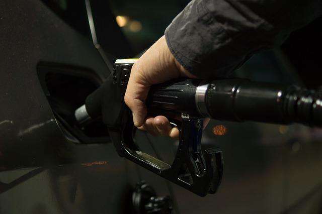 Anuncian congelamiento del precio del combustible para autos particulares