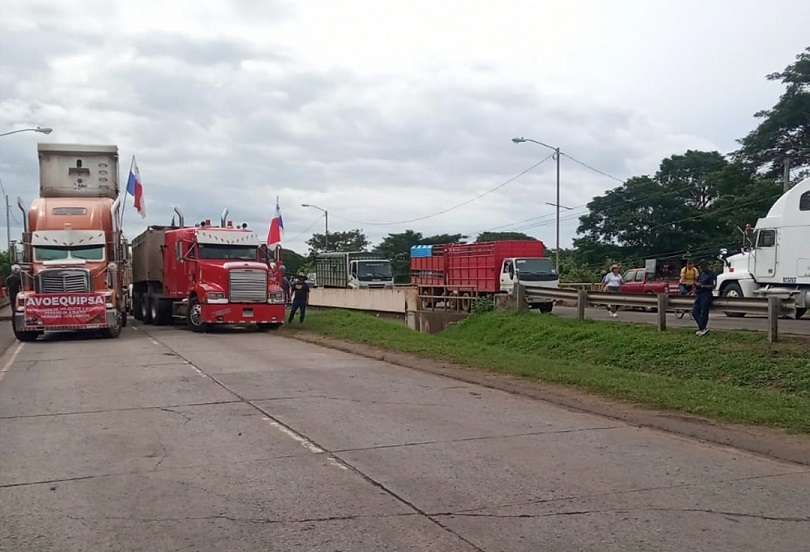Grandes camiones permanecen apostados en los cuatro paños de la vía que comunica a las provincias de Herrera y Los Santo.