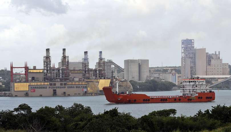 Barco frente a una planta de energía flotante en el puerto de Mariel, oeste de La Habana. EFE