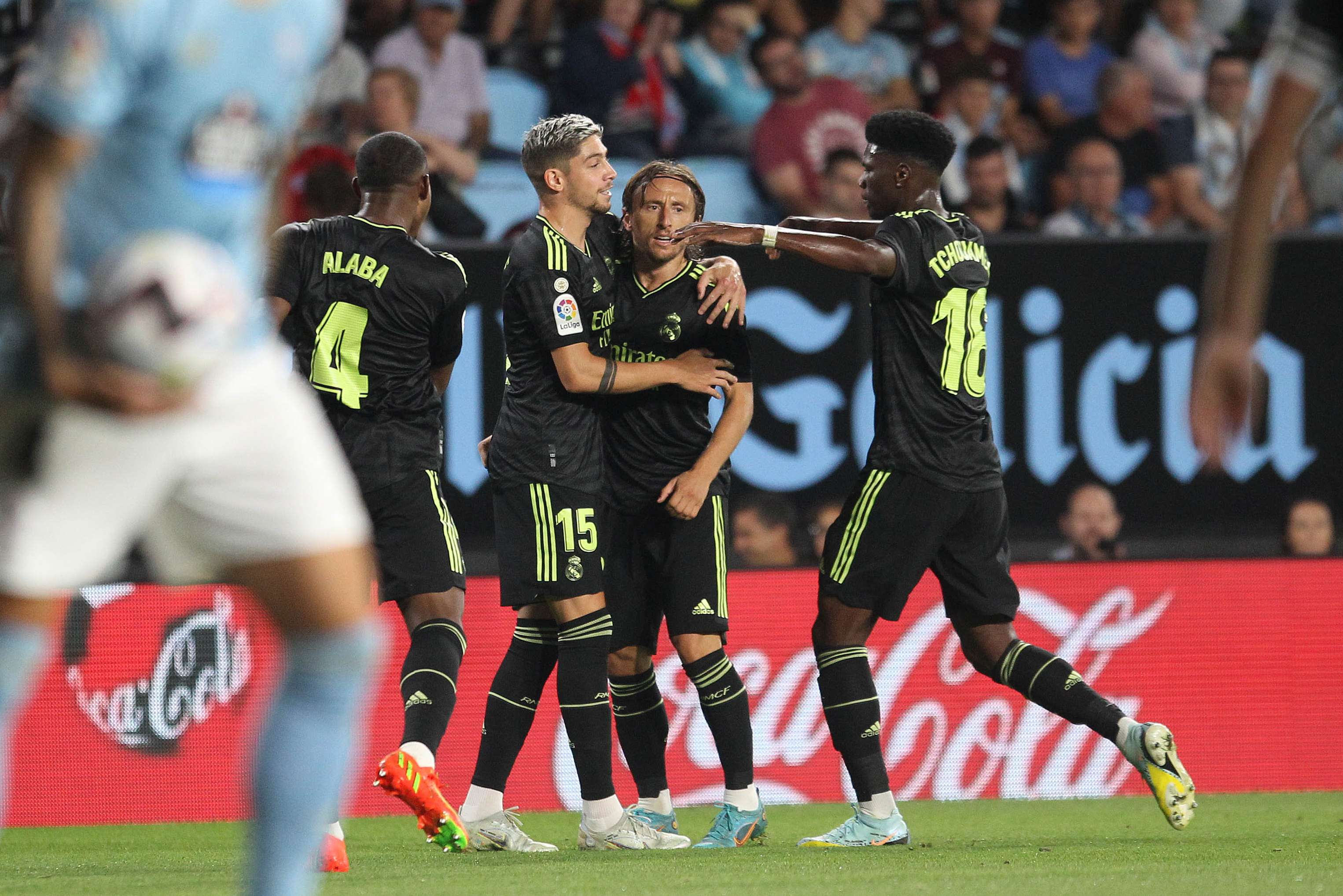 Luka Modric (2-d) celebra con sus compañeros tras marcar su gol. /EFE
