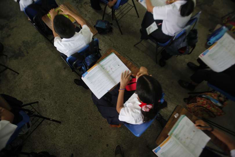 Alumnos asisten hoy a clase en la Escuela Los Andes #2, en el distrito de San Miguelito. EFE