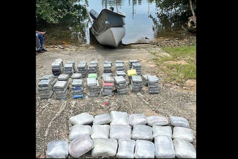 Tres hombres transportaban la droga en una bote artesanal.
