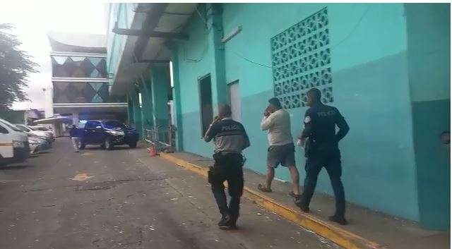 La audiencia terminó a eso de las 1:00 p.m. y no fue hasta las 5:30 p.m. que trasladaron al imputado hacia un centro penitenciario. Foto: Landro Ortiz