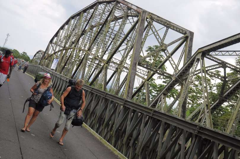 puente binacional Centenario sobre el río Sixaola, frontera entre Panamá y Costa Rica. EFE