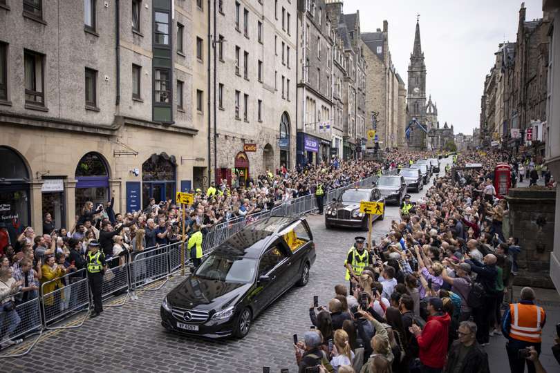 El cortejo fúnebre de la reina Isabel II llega a Edimburgo. EFE