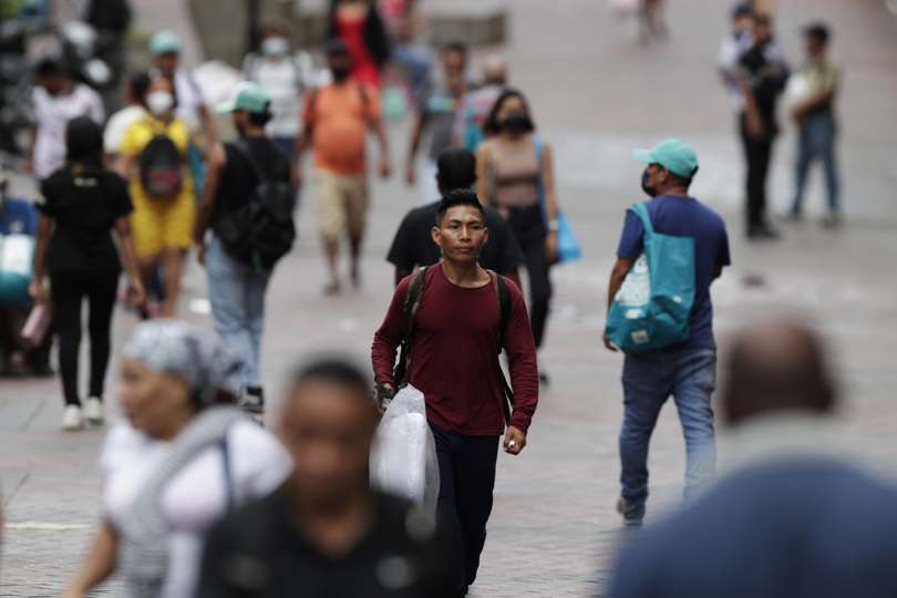 Personas caminan sin mascarillas en la Avenida Central en Ciudad de Panamá. EFE