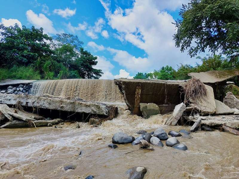 Las constantes lluvias provocaron fuertes crecidas en el río y severos daños en el muro de contención de la potabilizadora de San Bartolo.