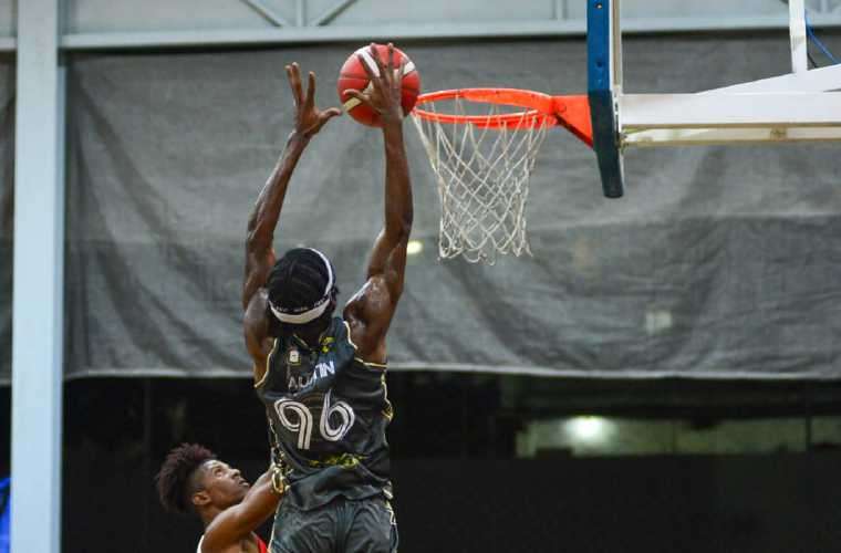 Antonio Austin (con la bola), busca concretar una canasta durante el juego en que los Centinelas vencieron a los Caballos de Coclé. Foto: Fepaba