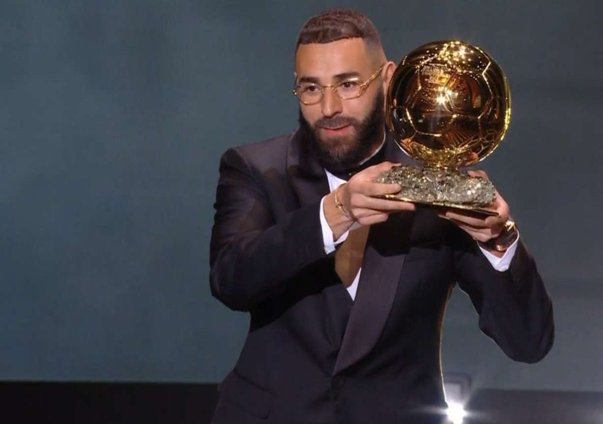 Karim Benzema levanta el trofeo del Balón de Oro, el cual lo acredita como el mejor jugador del mundo de la temporada 2021-2022.