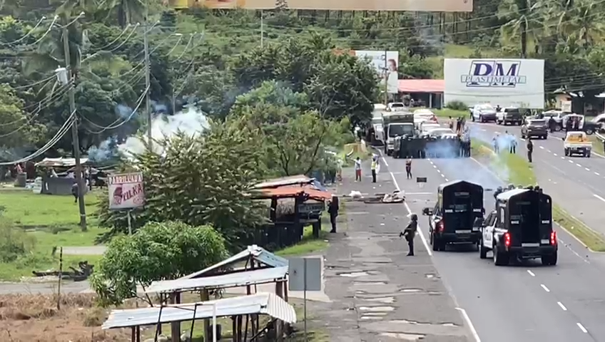 Unidades de la Policía Nacional se presentaron la sitio de la protesta para intentar, aunque sin éxito, lograr la apertura de la carretera