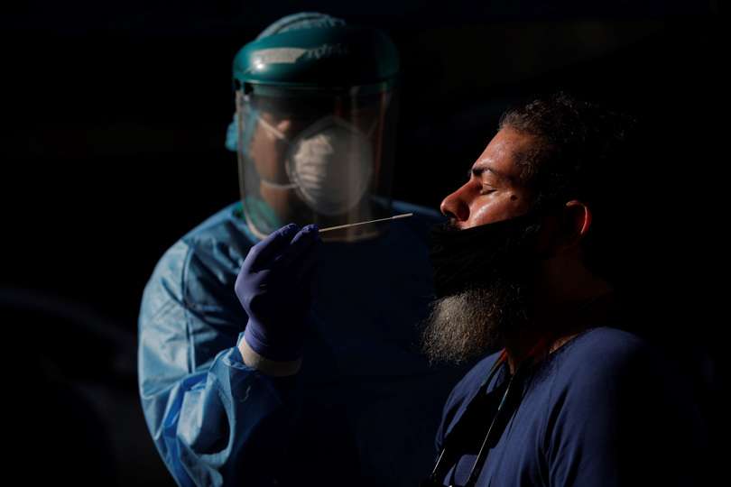 Un hombre se realiza una prueba para detectar la covid-19, en Ciudad de Panamá (Panamá). EFE