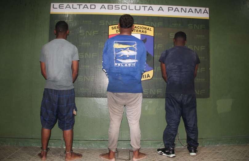Los narcotraficantes desplazaban la droga en una lancha en aguas del Pacífico panameño.