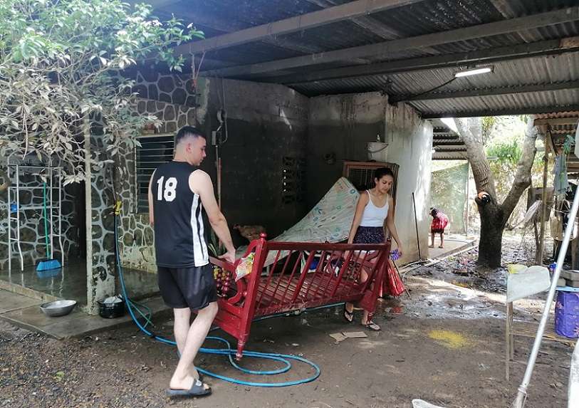 Los moradores de Villa Bonita aún adelantan las labores de limpieza y desinfección de sus pertenencias.