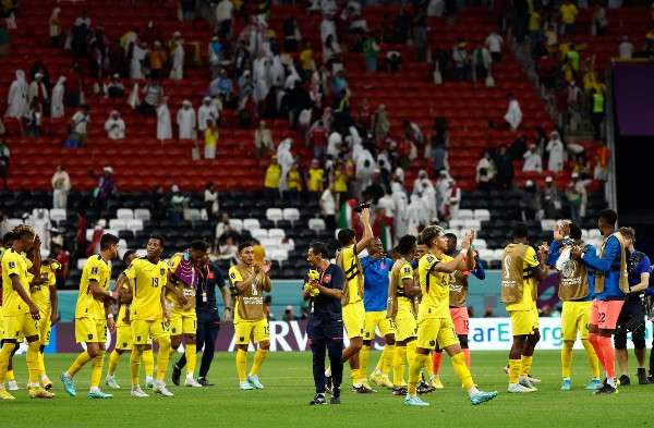 Jugadores de la selección de Ecuador celebran el triunfo histórico sobre Catar. Foto: EFE